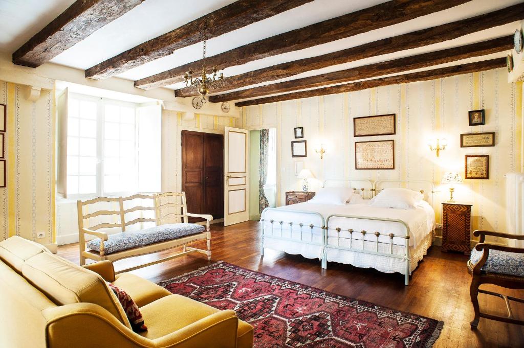 Säng eller sängar i ett rum på Appartements Les Suites sarladaises