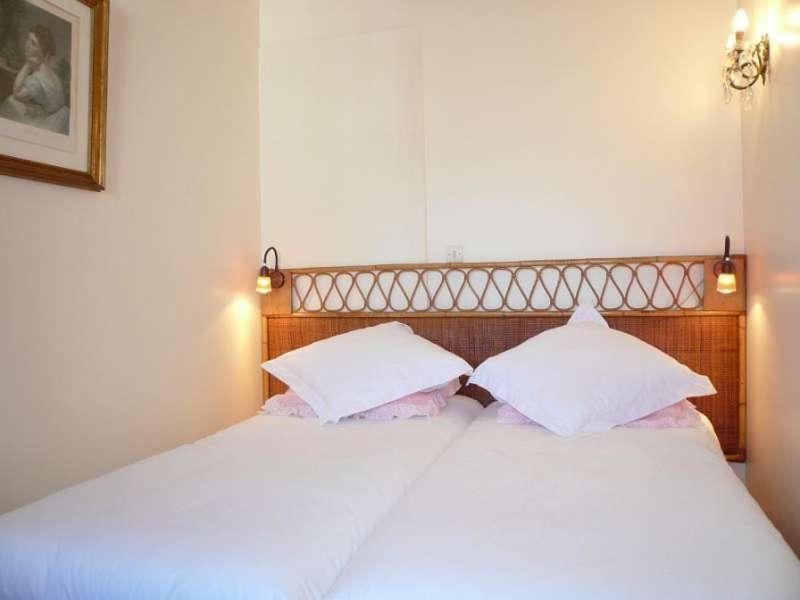 Una cama con dos almohadas blancas encima. en Karolina Properties - Appartement Commodore Croisette, en Cannes