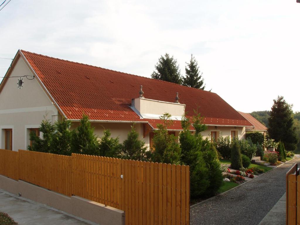 une maison avec un toit orange et une clôture dans l'établissement Franciska Portája, à Igal