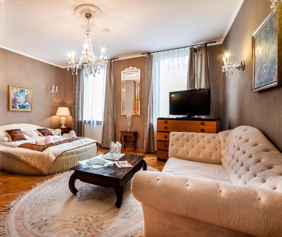 sala de estar con sofá y mesa en Aparthotel Oberża, en Cracovia