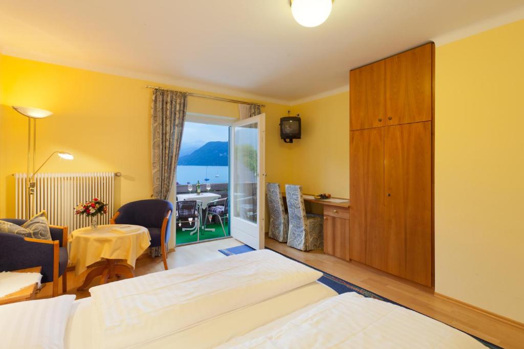 A bed or beds in a room at Hotel Garni Wenglhof