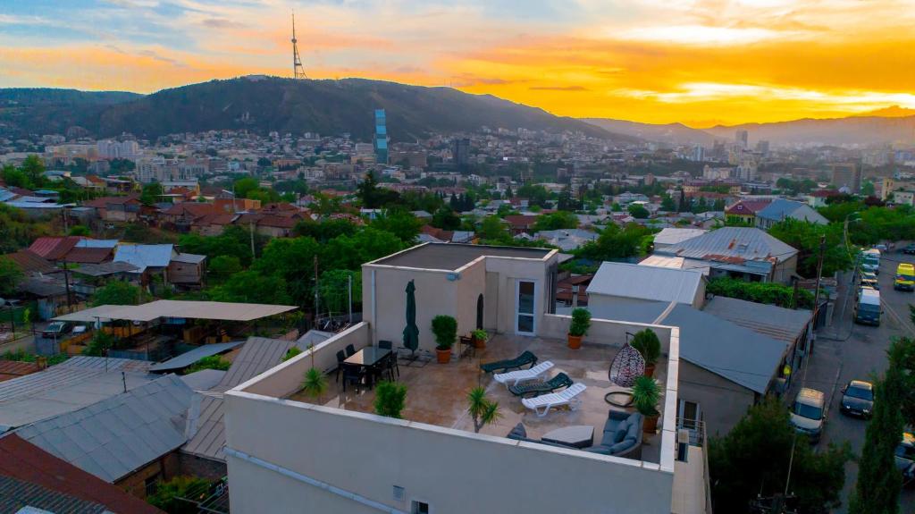 vista sulla città al tramonto da un edificio di Terrace View a Tbilisi City
