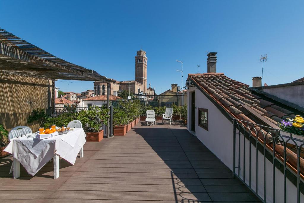 - un balcon avec une table et des chaises dans un bâtiment dans l'établissement Hotel Pantalon, à Venise