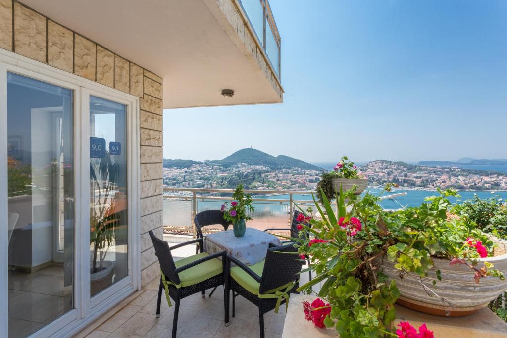 um pátio com uma mesa e cadeiras numa varanda em Villa Iva em Dubrovnik