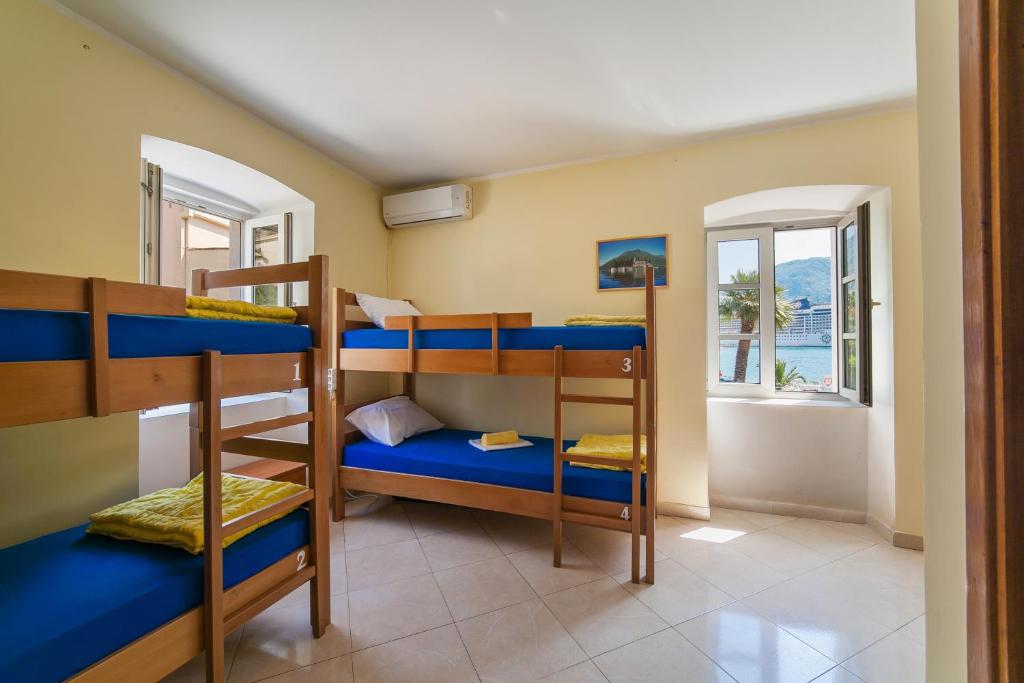 Montenegro Hostel 4Uにあるベッド