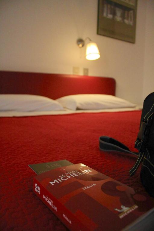 Postel nebo postele na pokoji v ubytování Albergo Hotel Raffaello