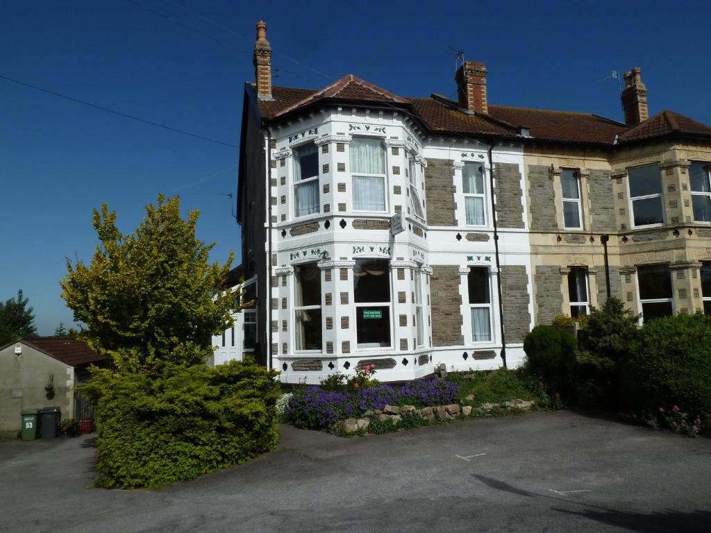 ein großes weißes Haus mit vielen Fenstern in der Unterkunft The Elms Guest House Bristol in Bristol
