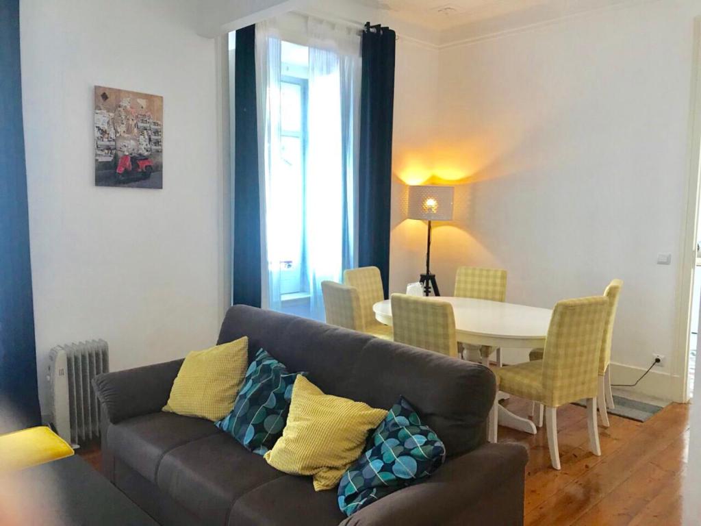 uma sala de estar com um sofá e uma mesa em B&B in Redondo Residence em Lisboa