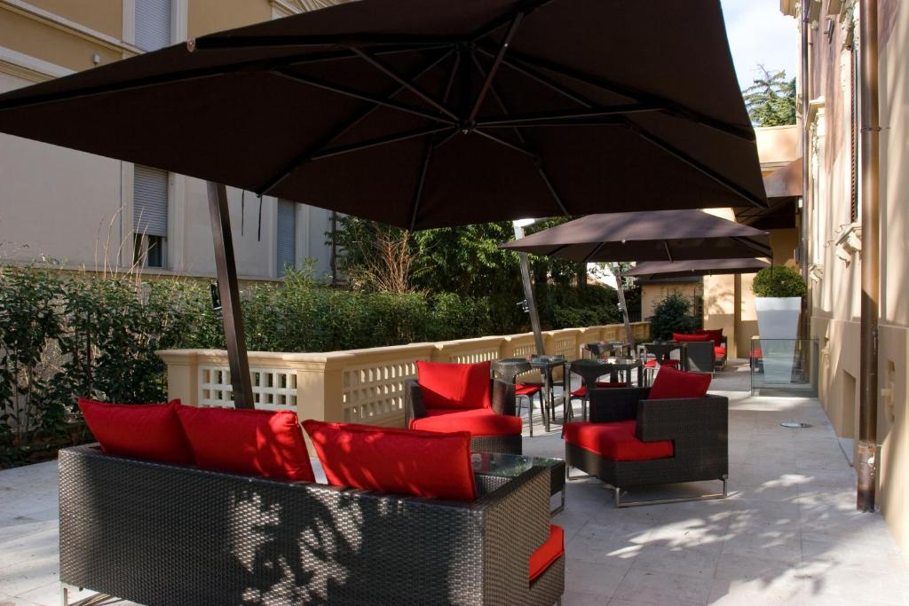 A seating area at UNAHOTELS Villa dei Platani Foligno