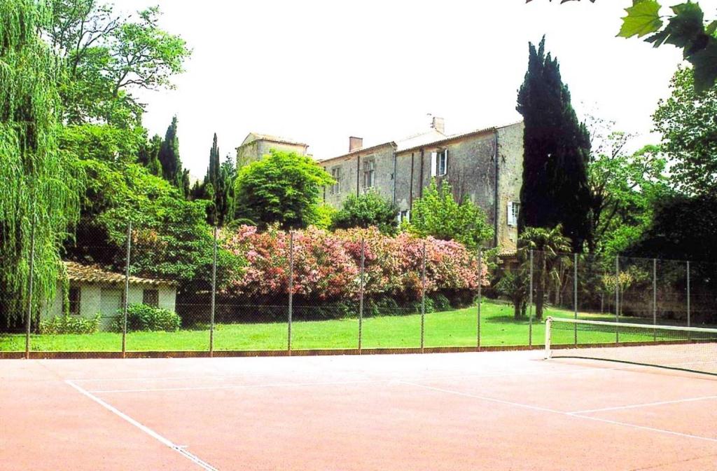 Tenis a/nebo squash v ubytování Hôtel Château de Cavanac nebo okolí