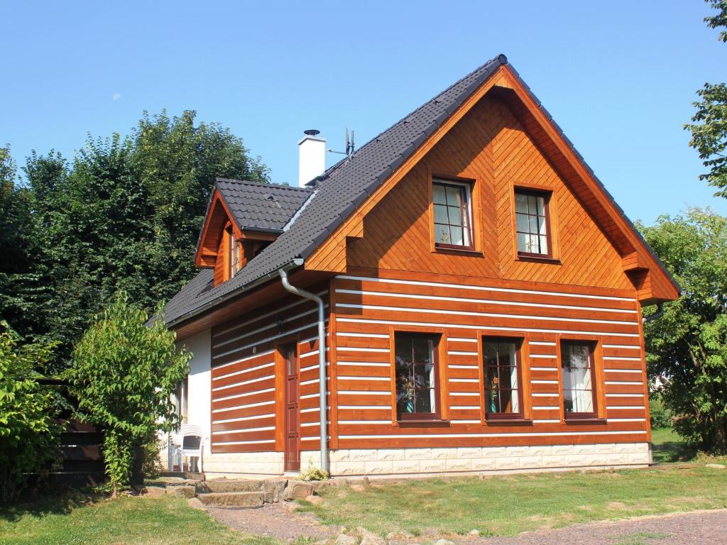 een houten huis met een gambrel dak bij Chalupa Blije in Božanov