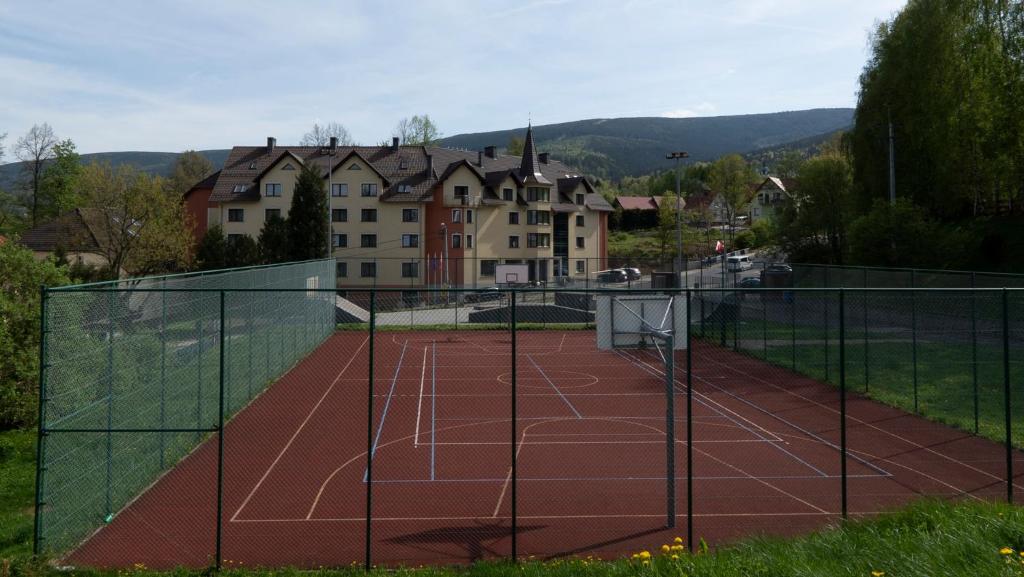 Tenis a/nebo squash v ubytování Krasicki Hotel Resort & Spa nebo okolí