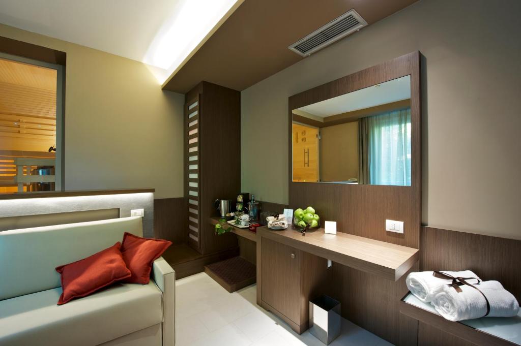 A seating area at UNAHOTELS Villa dei Platani Foligno