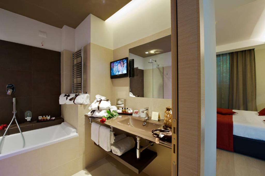 A bed or beds in a room at UNAHOTELS Villa dei Platani Foligno