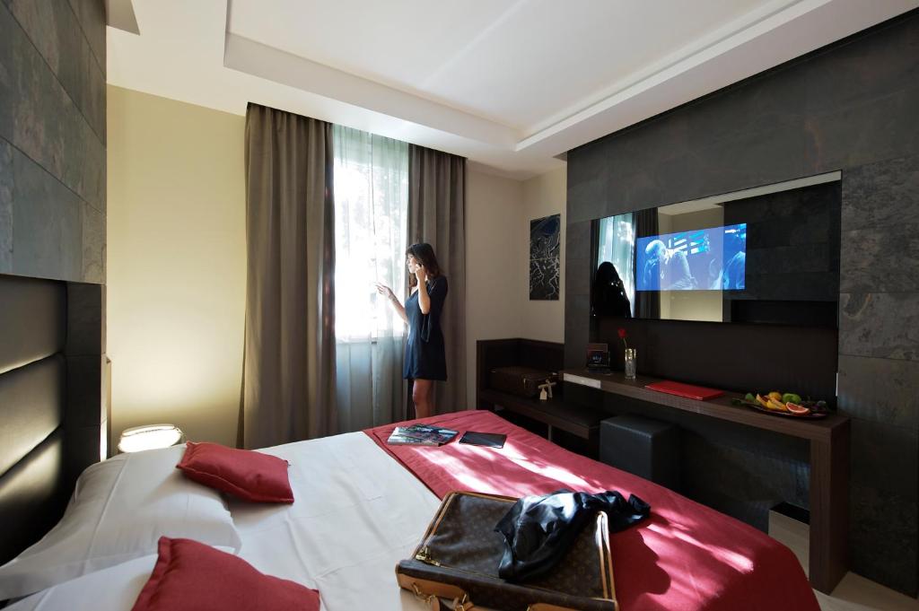 A television and/or entertainment centre at UNAHOTELS Villa dei Platani Foligno