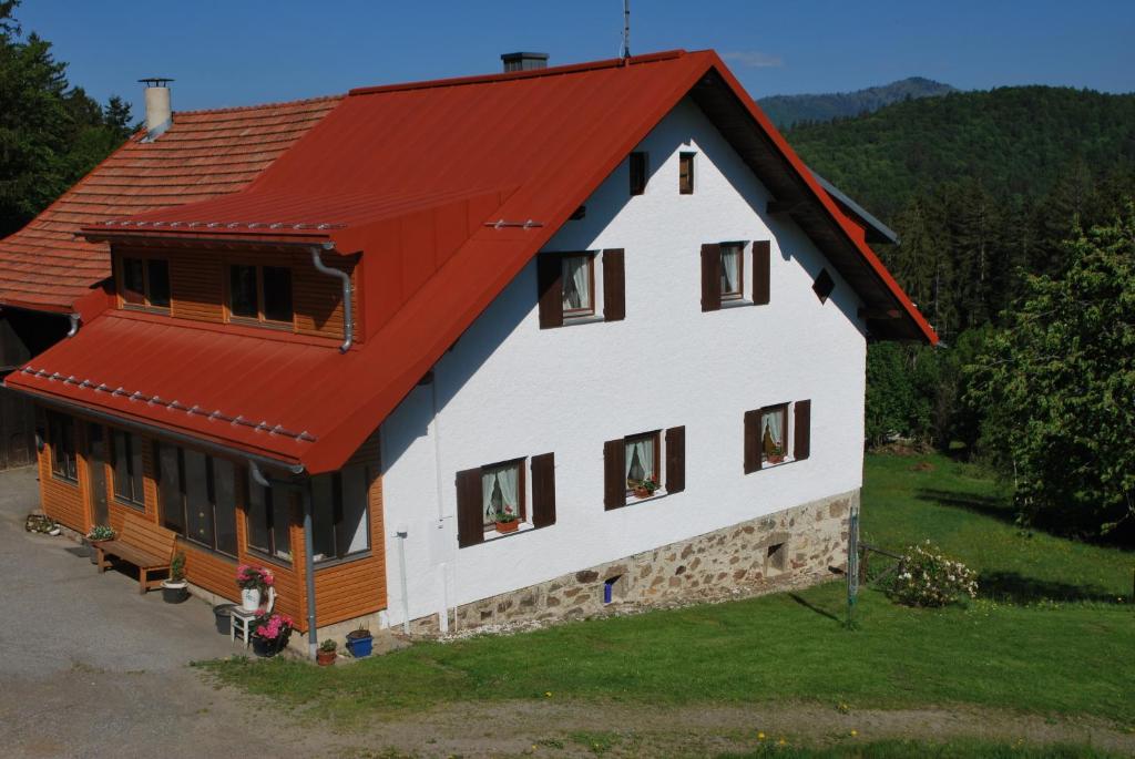 an overhead view of a house with a red roof at Ferienhaus "Lisa´s Häusl" in Neuschönau