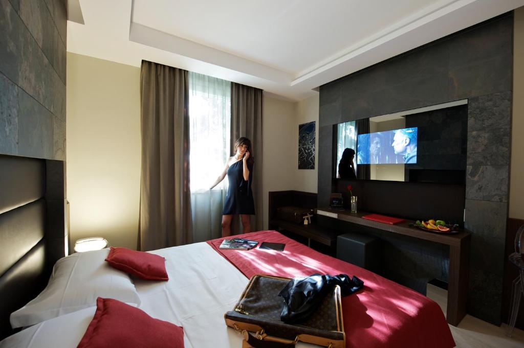 A television and/or entertainment centre at UNAHOTELS Villa dei Platani Foligno