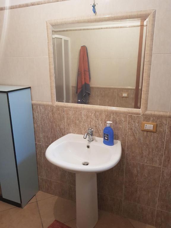 łazienka z białą umywalką i lustrem w obiekcie Villa Aurora Per Vacanze w mieście Palermo