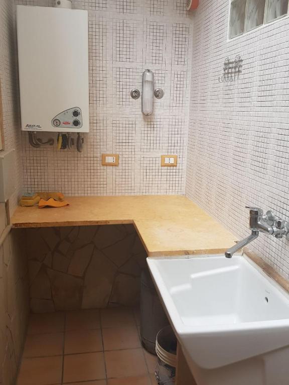 W łazience znajduje się biała umywalka i blat. w obiekcie Villa Aurora Per Vacanze w mieście Palermo