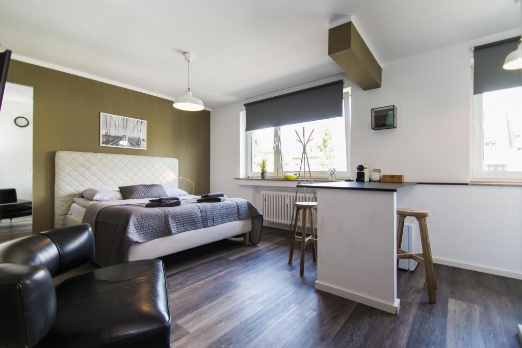 sypialnia z łóżkiem oraz kuchnia ze stołem w obiekcie Apartments KR w Kolonii