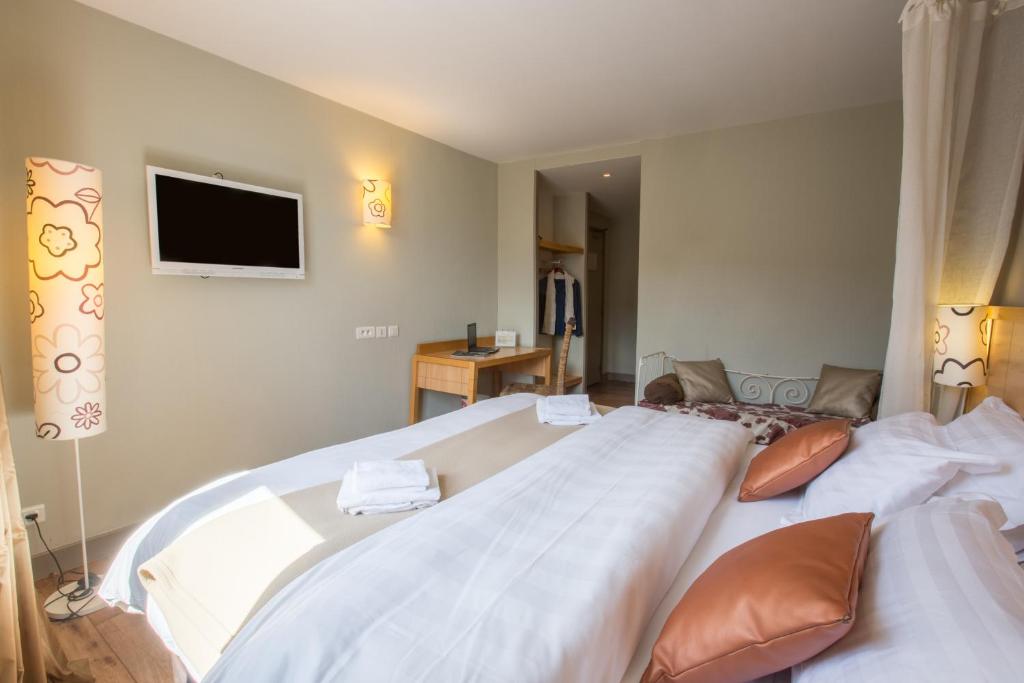 Postel nebo postele na pokoji v ubytování Contact Hôtel Le Relais de Vellinus