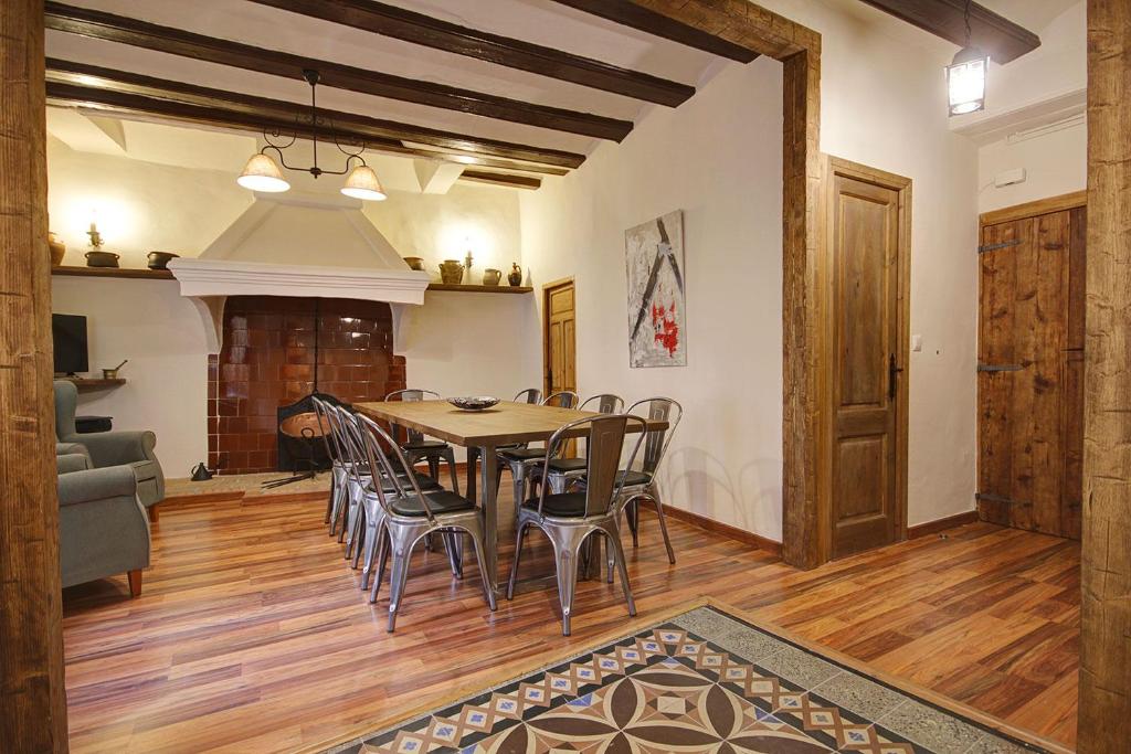 - une salle à manger avec une table et des chaises dans l'établissement Casa el Sastre II, à Beceite