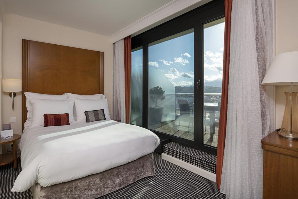 Una cama o camas en una habitación de Warwick Geneva