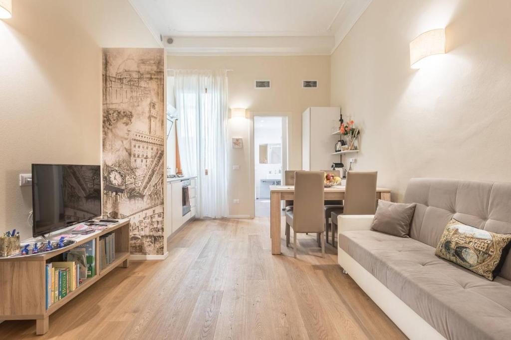 uma sala de estar com um sofá e uma mesa em Apartament Perseus Suite em Florença