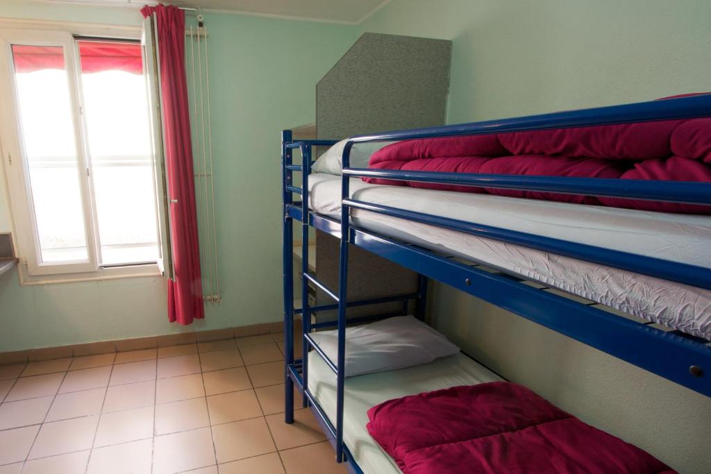 Auberge Internationale des Jeunes - Triple Room With Shared Bathroom