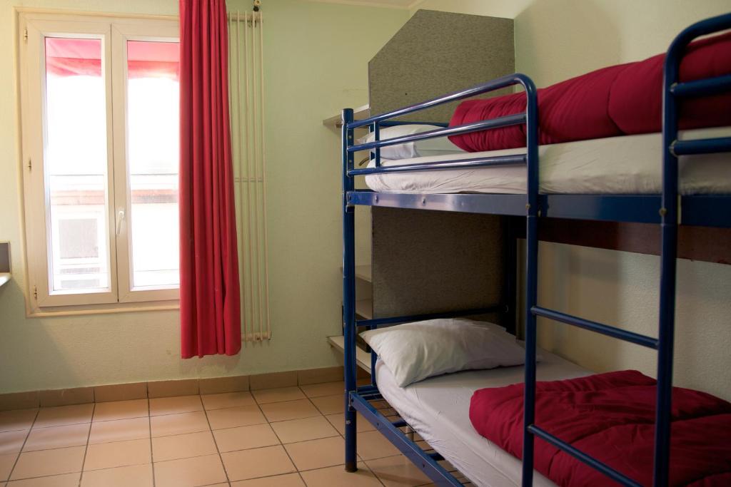 Auberge Internationale des Jeunes - Bed In 3 Mixed Dorm With Shared Bathroom