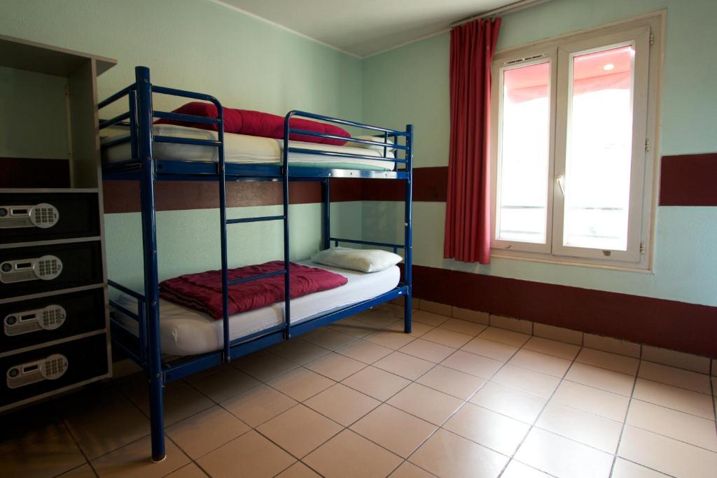 Auberge Internationale des Jeunes - Bed In 4 Mixed Dorm Wth Shared Bathroom