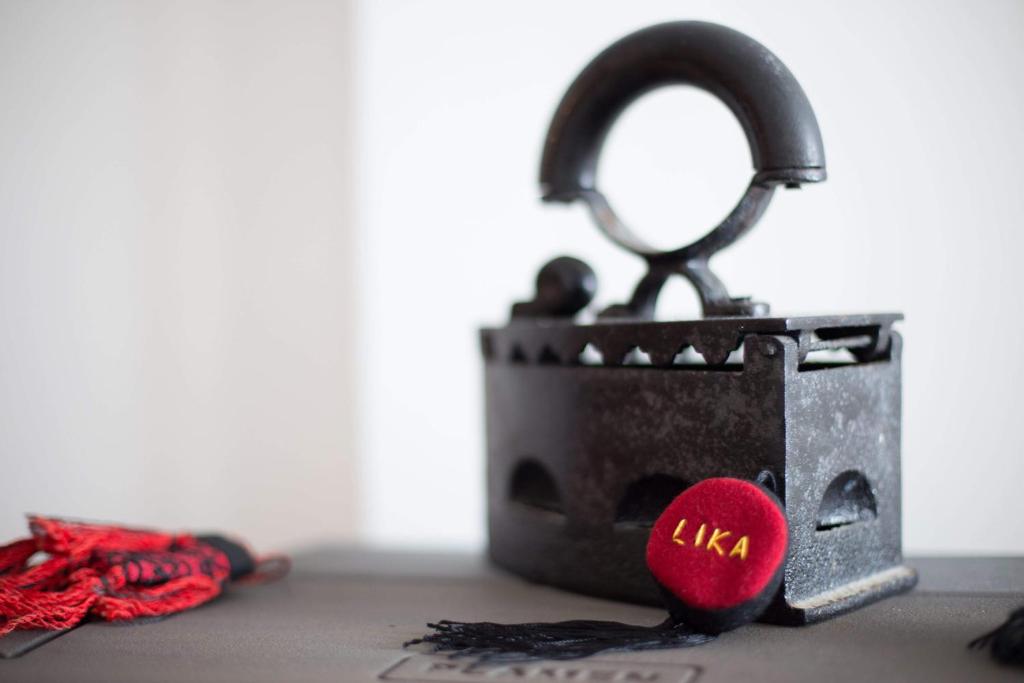 un lucchetto di metallo con una palla rossa su un tavolo di Apartman Antea a Otočac