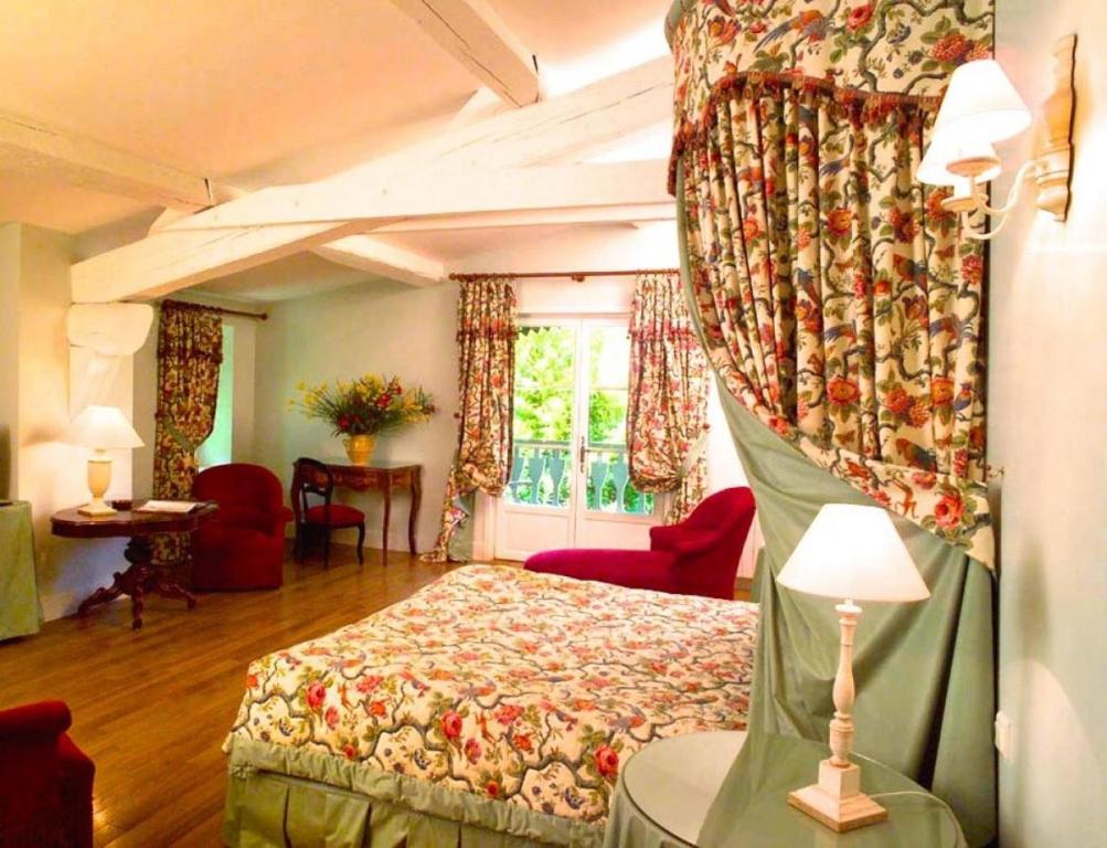 1 dormitorio con 1 cama y 1 mesa con lámpara en Hôtel Château de Cavanac, en Carcassonne