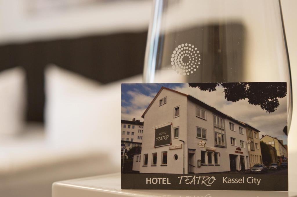 una taza con una foto de un hotel en Hotel Teatro en Kassel