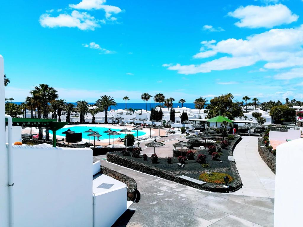 コスタ・テギセにあるSun & Sea Las Coronasのリゾートのプールの景色を望めます。