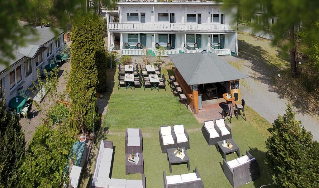 een luchtzicht op een huis met tafels en stoelen bij Hotel Waldidyll in Baabe