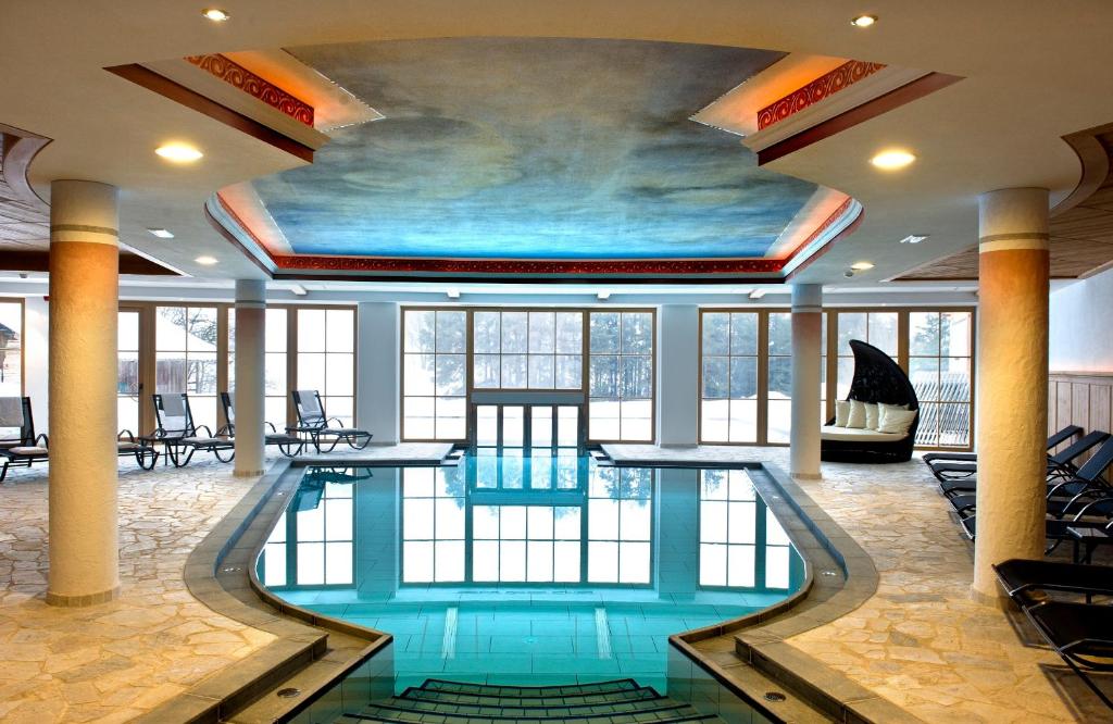 Bazén v ubytování Hotel Chalet Tianes - Alpine Relax nebo v jeho okolí