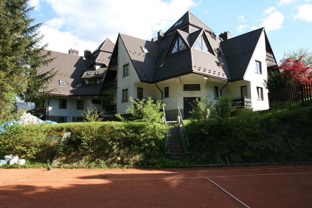 ザコパネにあるApartament Szymoszkowaの黒屋根の大白い家