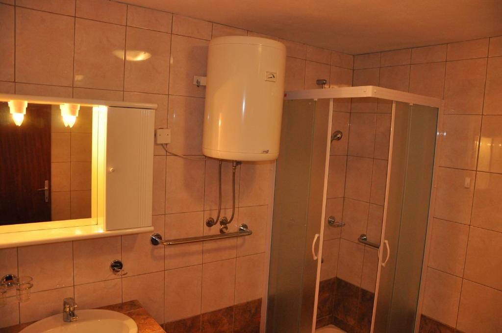 Koupelna v ubytování Apartments Kalsan