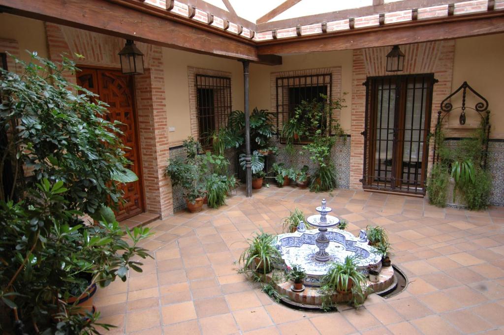 a courtyard with a fountain in the middle of a building at Apartamento C/Real,9 in Toledo