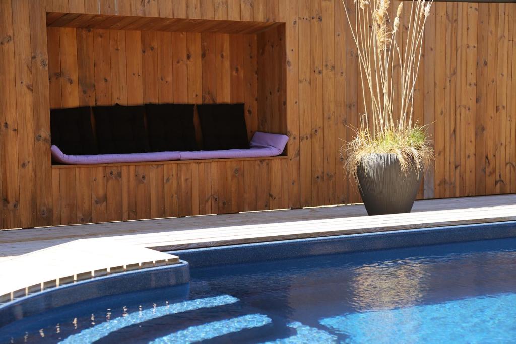 Bazén v ubytování SÖRWESPA Nature Resort nebo v jeho okolí