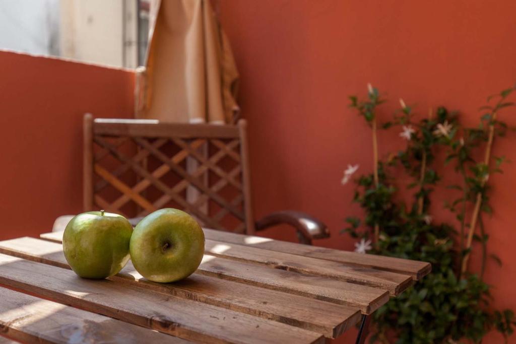 セビリアにあるApto único 3 plantas con terraza, Sojo Sevillaの木製のテーブルの上に座るリンゴ2個