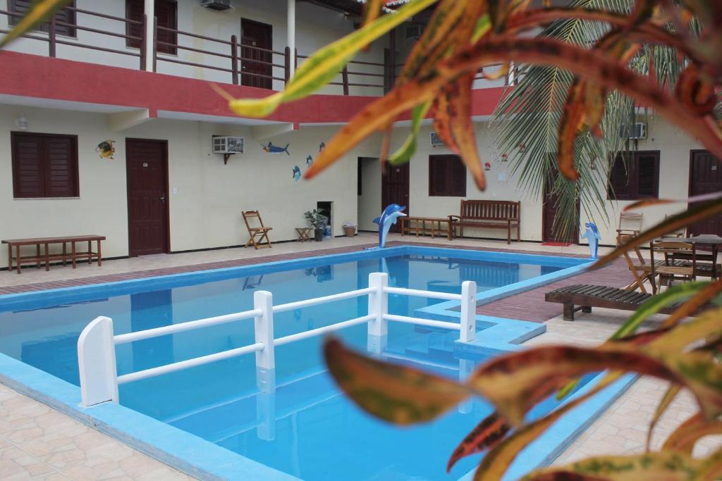 una gran piscina frente a un edificio en Pousada Vital en Jericoacoara