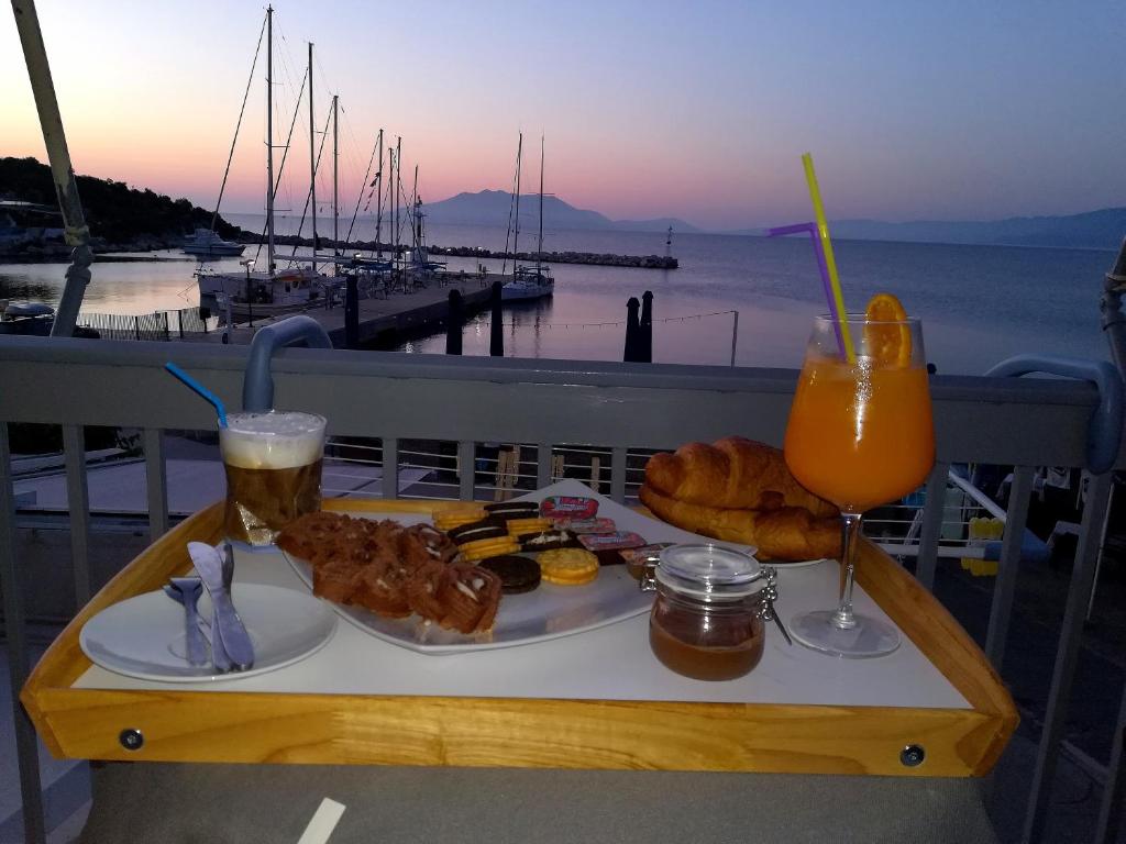 una mesa con una bandeja de comida y una bebida en marilena, en Nea Epidavros