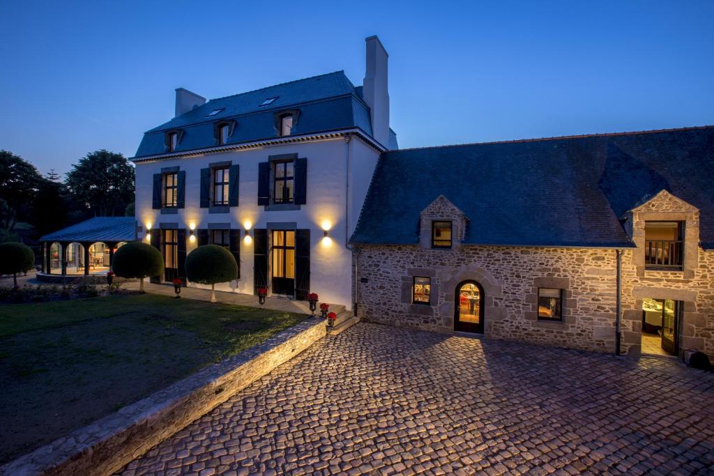 une grande maison avec une allée en briques en face de celle-ci dans l'établissement Capitainerie Clos Morin, à Saint-Malo