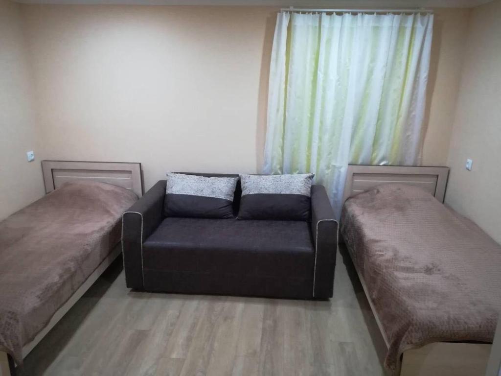 un soggiorno con divano e letto di Tbilisi Center House a Tbilisi City