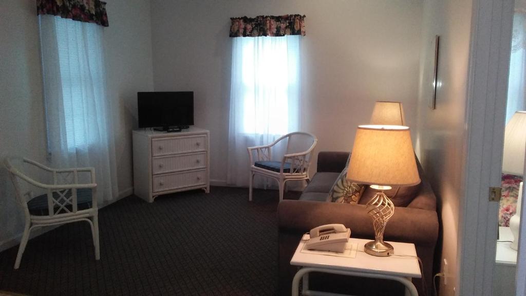TV a/nebo společenská místnost v ubytování Sea Shell Motel