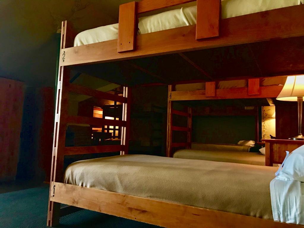 Postel nebo postele na pokoji v ubytování McMenamins Edgefield