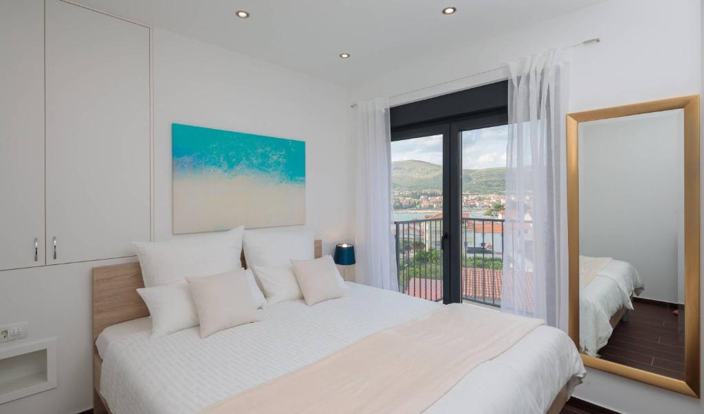 Posteľ alebo postele v izbe v ubytovaní Villa Salt - 10 people, heated pool, Trogir, near beach & Split airport