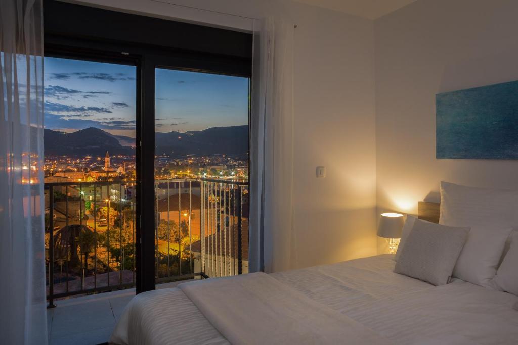 Posteľ alebo postele v izbe v ubytovaní Villa Salt - 10 people, heated pool, Trogir, near beach & Split airport